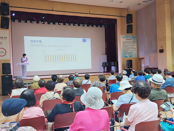 이장우 교수가 ‘심폐 건강증진을 위한 운동’을 주제로 강의를 하고 있다. [사진 = 국민건강보험 일산병원]