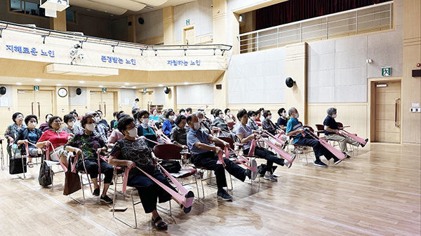 심폐 건강 증진 운동 실습을 하는 참가자들. [사진 = 국민건강보험 일산병원]