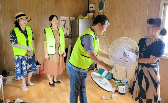 장항1동 지역사회보장협의체가 취약계층과 위기가구에 ‘따뜻한 마음 상자 사업’을 추진했다. 