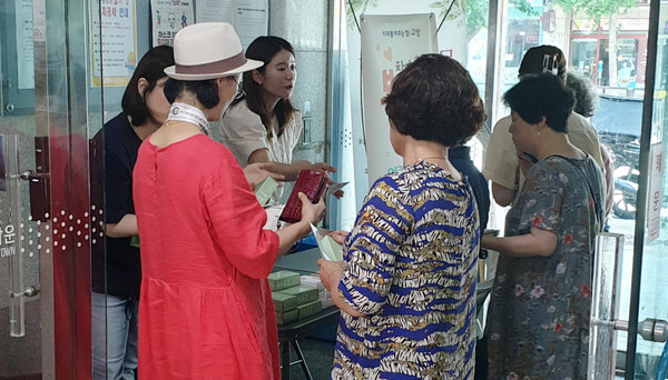 중산1동 행정복지센터가 해태쇼핑타운 1층에서 ‘2023년 제4차 찾아가는 복지상담소’를 운영했다. 