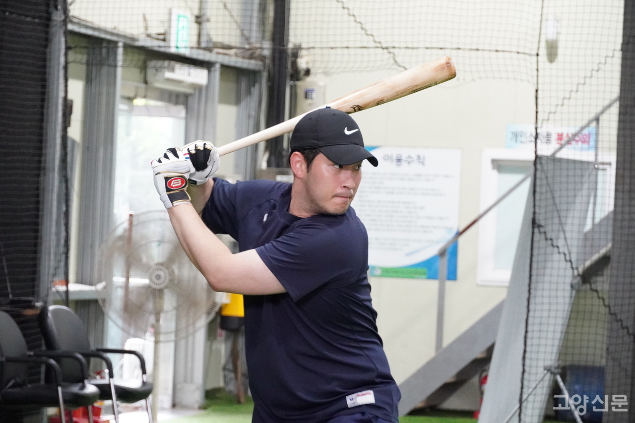 김도협 협회장이 유소년팀 감독으로 있을 당시 제자였던 이중석 선수. 현재 군 전역 후 프로 선수로의 도약을 위해 협회 사무실 옆 구장에서 연습하고 있다.