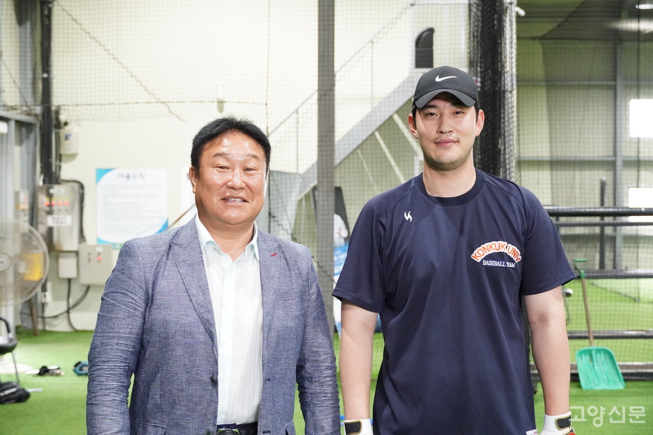 (사진 왼쪽부터) 김도협 고양시야구소프트볼협회장, 이중석 선수