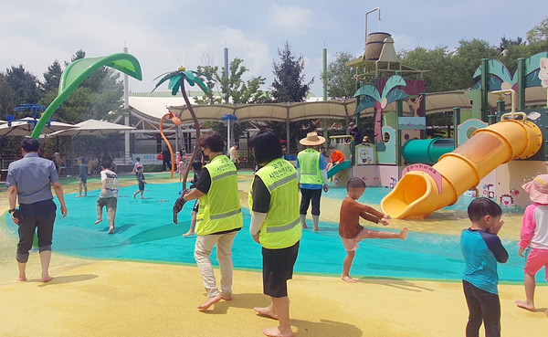 중산1동 시민안전지킴이가 물놀이장의 안전 확보와 원활한 물놀이장 운영을 위한 안전관리 봉사를 했다.