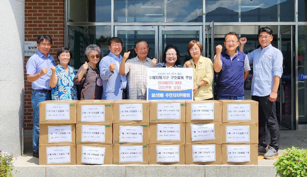 일산3동 주민자치회가 충북 괴산군 칠성면을 방문해 침수피해를 입은 가구에 전자레인지를 전달했다.