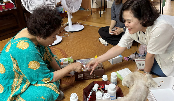 덕이동 행정복지센터가 일산서구보건소와 ‘맞춤형 방문약료 서비스’를 진행하고 있다.