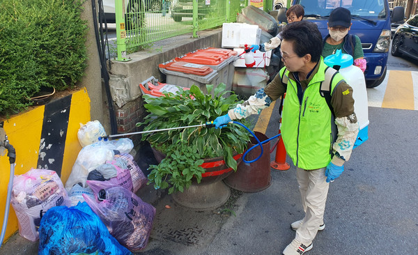 성사1동 주민자치회가 성사1동 지역 내에서 해충퇴치사업을 하고 있다
