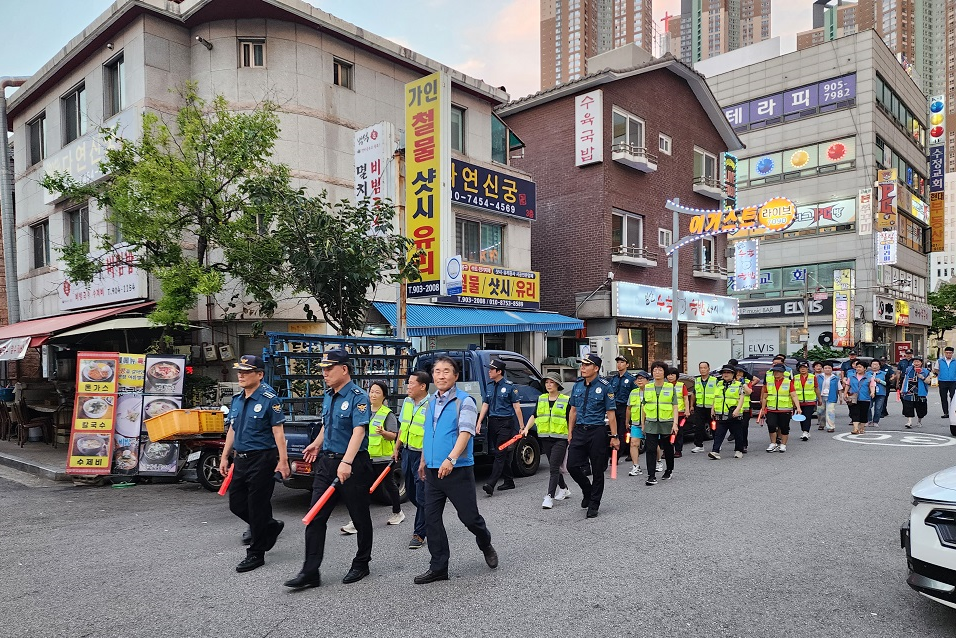 지난 7일 경찰관과 자율방범대원이 백석역 인근 다중밀집 장소에서 합동 순찰을 진행했다. [사진제공=일산동부경찰서]