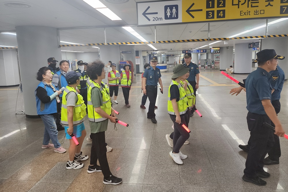 경찰관과 자율방범대원이 백석역 역사 내 합동 순찰을 진행하고 있다. [사진제공=일산동부경찰서]