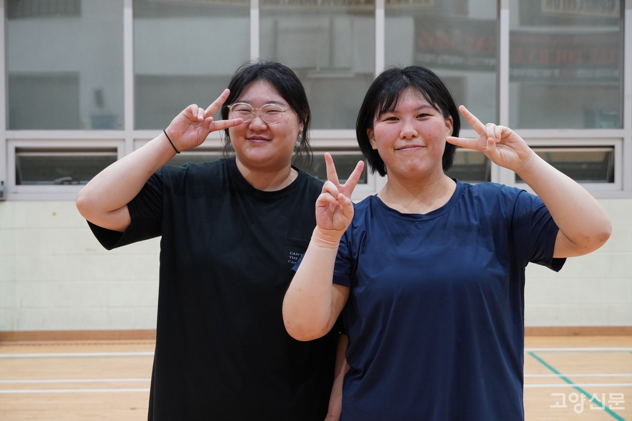 (사진 왼쪽부터) 왕초보반을 수강하는 박한별 씨와 정규반을 수강하는 손효빈 씨. 