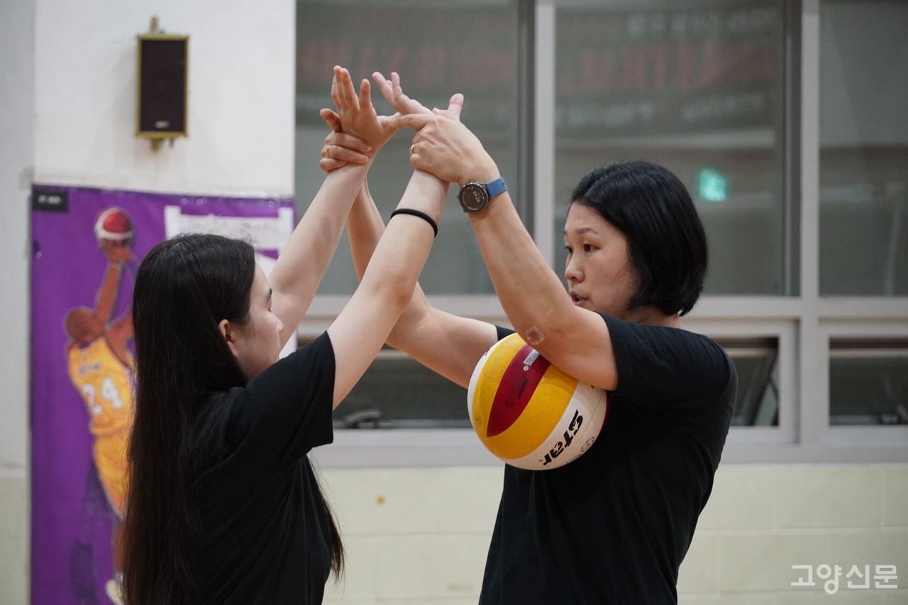 왕초보반은 처음 배구를 접하는 수강생이 많기 떄문에 기본기부터 자세까지 세심한 지도와 흥미로운 진행으로 이뤄진다. 