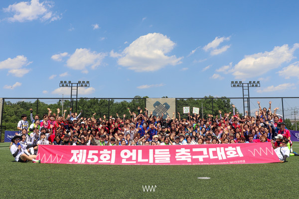 지난 6월3일 열린 '제5회 언니들 축구대회'. 20대부터 60대까지 여성 축구`풋살 동호인들이 모여 뜨거운 경쟁을 펼쳤다.[사진제공=위밋업스포츠]