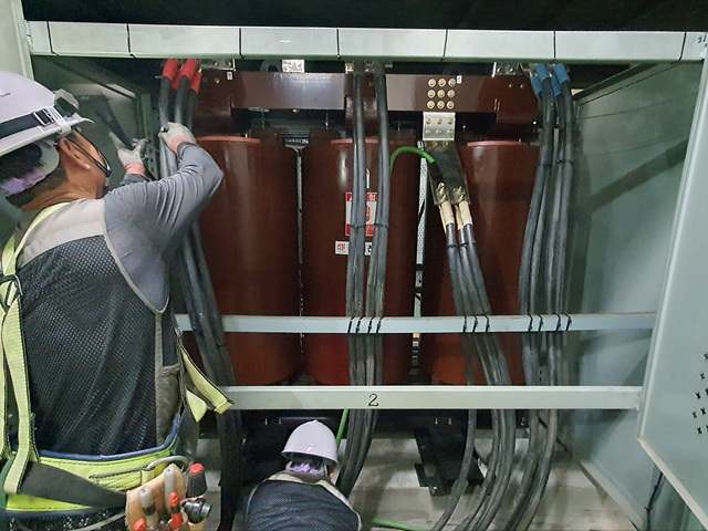 지난 6월 4일부터 8월 7일까지 진행된 유니테크빌의 교체공사에서 고효율변압기 9대를 교체했다. [사진 제공=유니테크빌입주사협의회] 