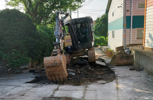 설문동 현황도로 원상복구 공사 현장. 현재는 모든 포장이 벗겨져 자갈 흙길로 방치된 상태이다.[사진제공=지역주민]