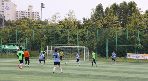고양시여성축구단과 고양시 내 남자 축구단이 친선 경기를 하고 있다.