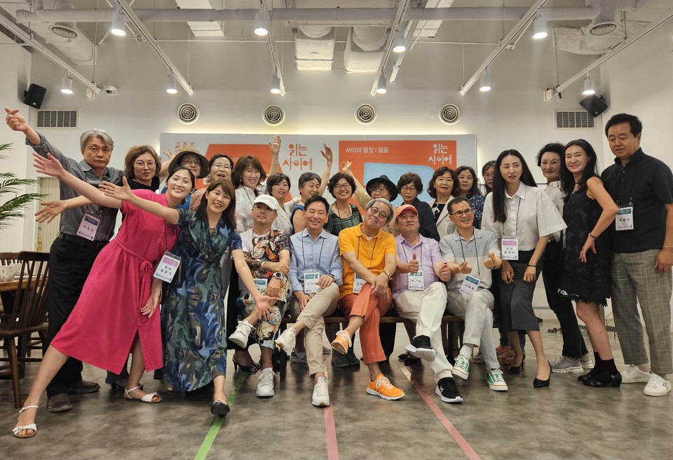 시민참여 프로그램 중 하나인 '라이브러리 런웨이'를 준비하고 있는 참가자들. [사진제공=고양시도서관센터]