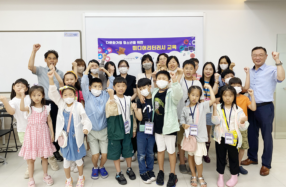 명지대가 주관하고 한국언론진흥재단이 후원한 ‘미디어 리터러시’ 교육에 참여한 학생들이 기념 촬영을 했다. [사진 = 명지대 제공]