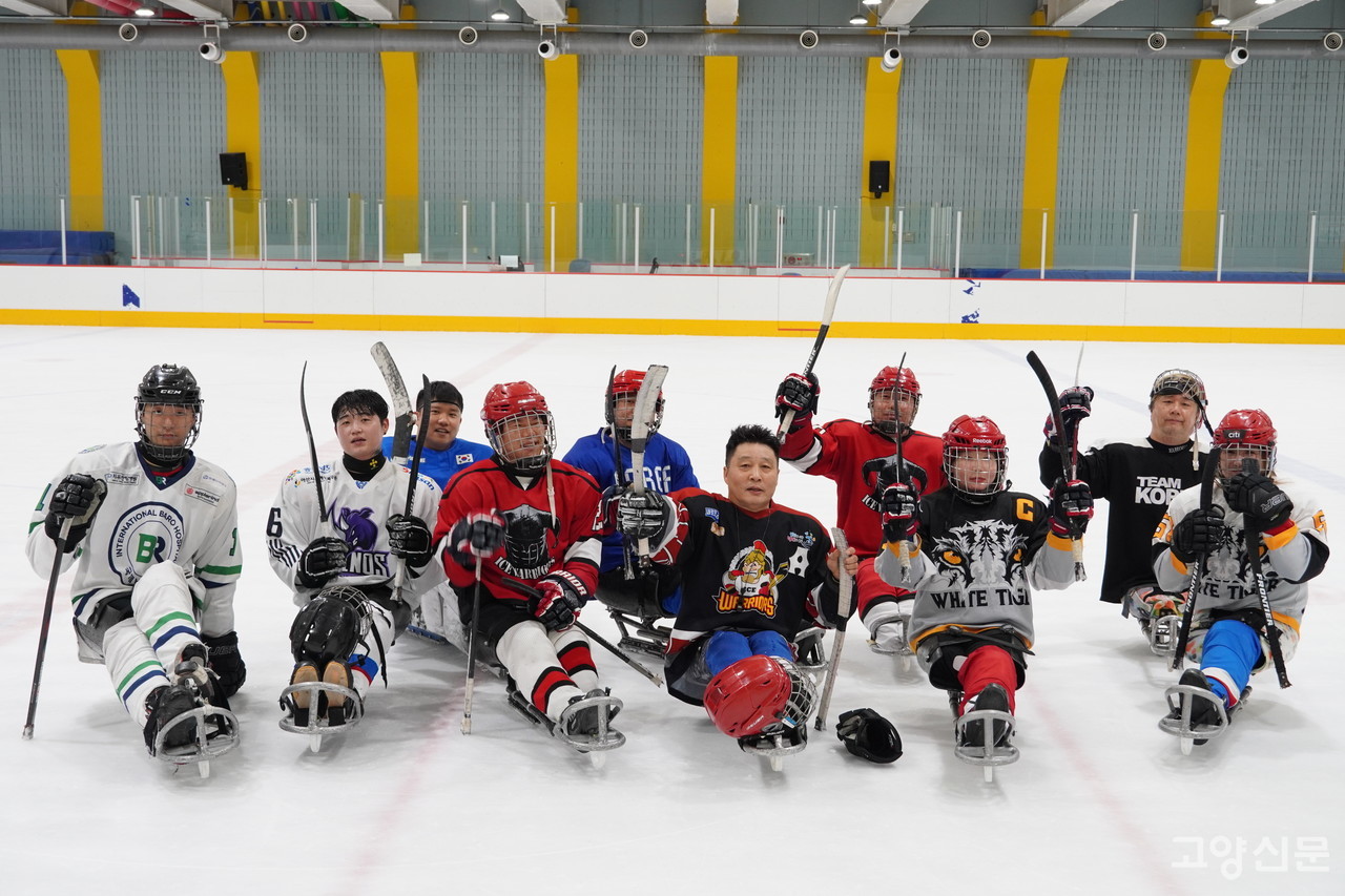 경기도 유일 장애인 아이스하키팀 '고양아이스워리어스'. 지난 13일 고양 어울림누리 얼음마루에서 훈련하고 있다.