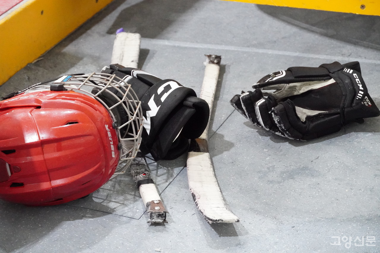 선수들이 착용하는 보호 헬멧(왼쪽), 썰매를 달리고 퍽을 움직이기 위해 필요한 스틱(가운데), 손을 보호하기 위한 장갑(오른쪽) 