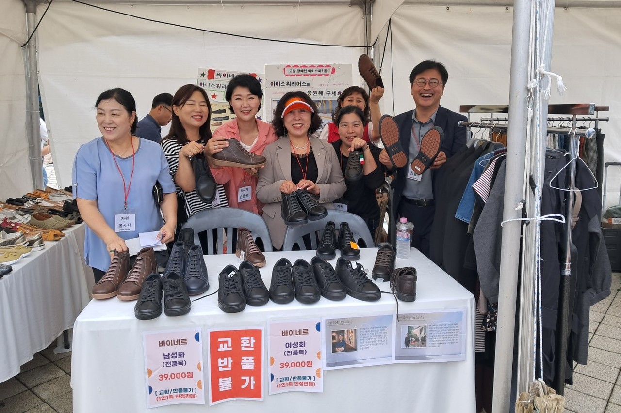 지난 12일 '킨텍스 썸머 나이트 마켓'에서 열린 바자회. 국민의힘 고양병 당협위원회와 (사)위캔잡이 공동 기획해 250만원 가량의 후원금을 모았다. [사진제공=국민의힘 고양병 당협위원회]