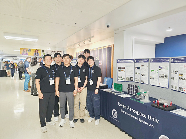 한국항공대학교를 대표해 7일부터 10일까지 미국 유타주립대학교에서 열린 ‘2023 Small Satellite Conference’ 전시에 참여한 항공우주 및 기계공학부 오현웅 교수의 우주기계시스템연구실. 사진 왼쪽에서 세 번째가 오현웅 교수. 