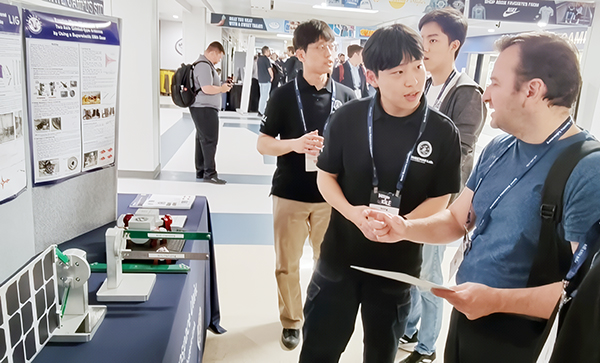 한국항공대 항공우주 및 기계공학부 학부 연구생들이 한국항공대의 전시부스에서 관람객을 대상으로 전시품에 관해 설명하고 있다.