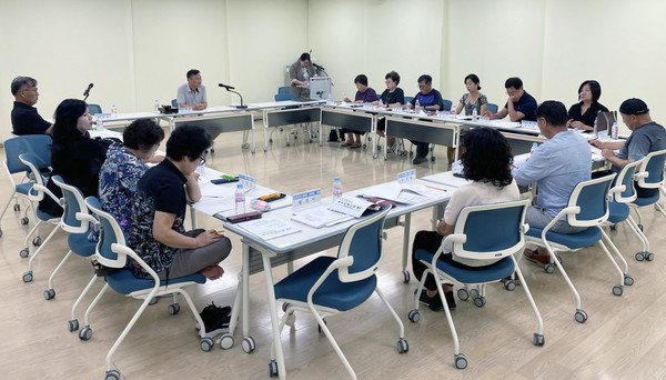 가좌동 주민자치회가 자치위원 16명이 참석한 가운데 8월 정례회의를 하고 있다.