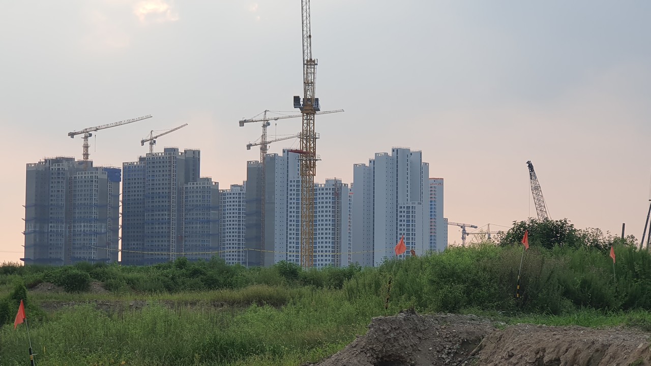 현재 장항지구에는 총 11개 블록 중 우선적으로 A1블록, A2블록, A4블록, A5블록 등 4개 블록의 아파트 공사가 한창 진행 중일 뿐 다른 블록은 아예 착공이 이뤄지지 않고 있다.