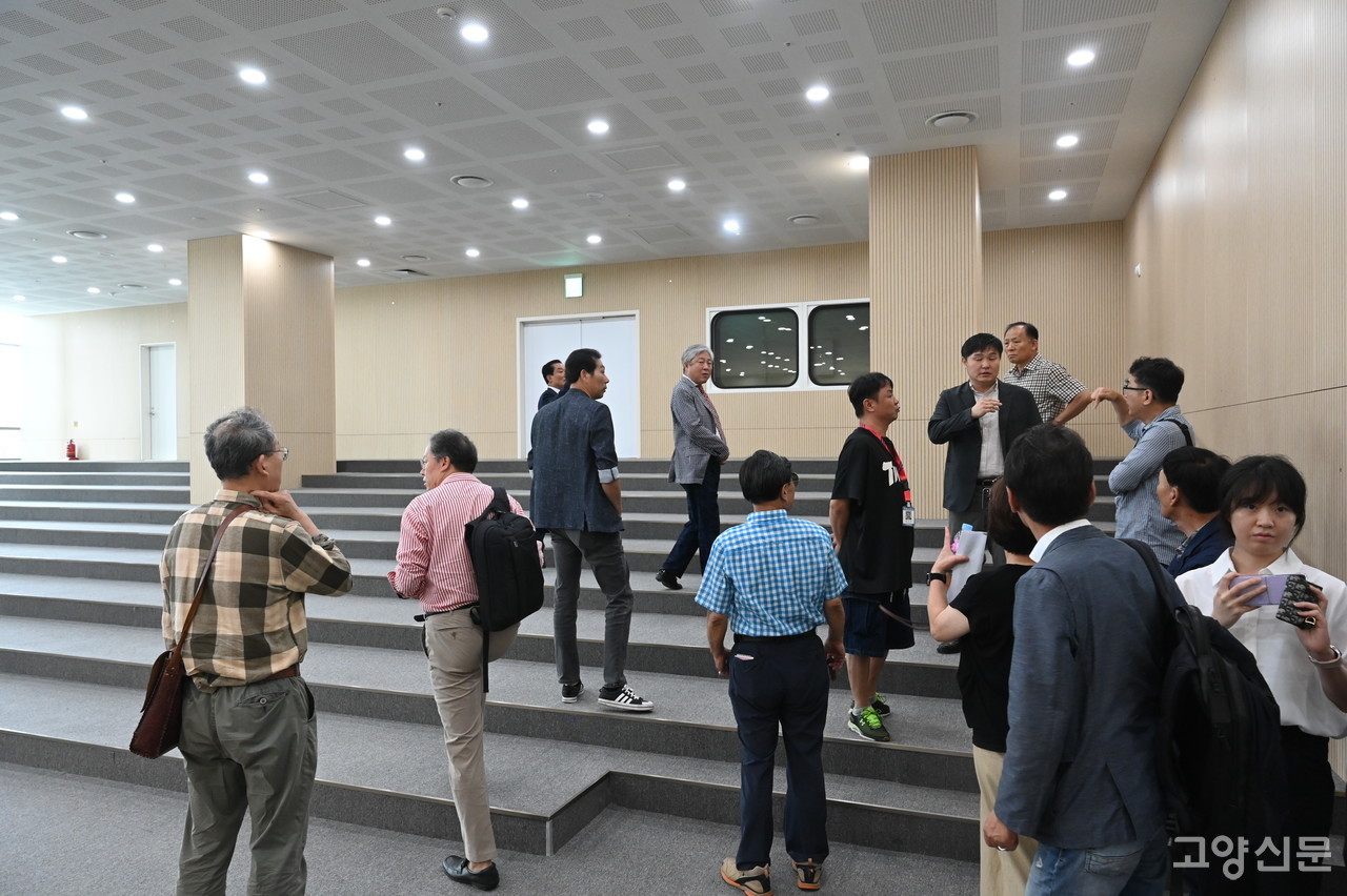 18일 고양시는 백석 업무빌딩 현장투어에서 시의회 본회의장으로 쓰일 공간도 소개했다. 