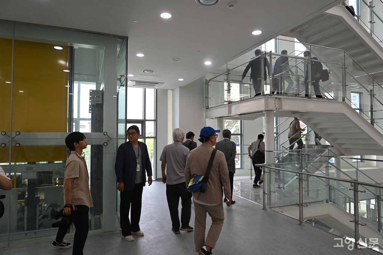 이날 현장 투어에선 시의회 본회의장, 구내식당, 스카이라운지 등으로 쓰일 공간을 소개했다. 