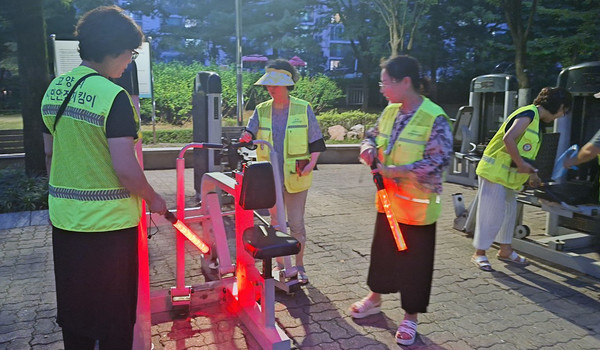 주민 안전을 위해 시민안전지킴이 회원들이 활동하고 있다.