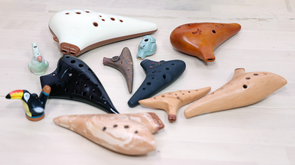 유은경 연주자가 갖고 있는 다양한 모양과 종류의 오카리나.