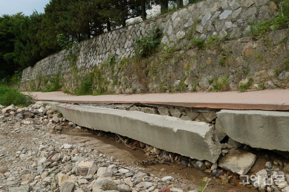 산책로 하단 석축과 시멘트가 침식으로 붕괴되어가고 있는 창릉천 '솔내음누리길' 산책로.
