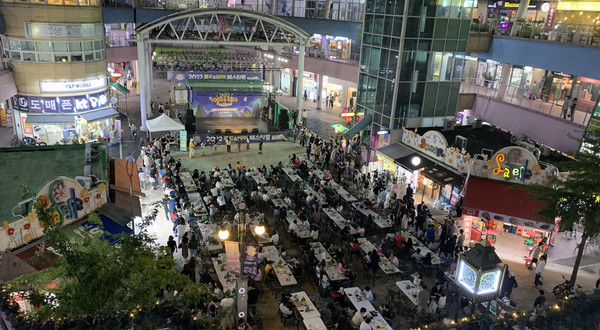 2022 라페스타 푸드앤 비어 페스티벌에서 시민들이 축제를 즐기고 있다.