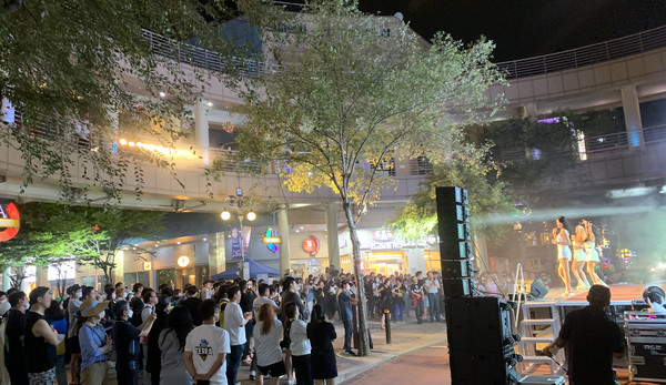 시민들이 지난해 축제에서 다양한 공연을 즐기며 페스티벌에 함께 했다.