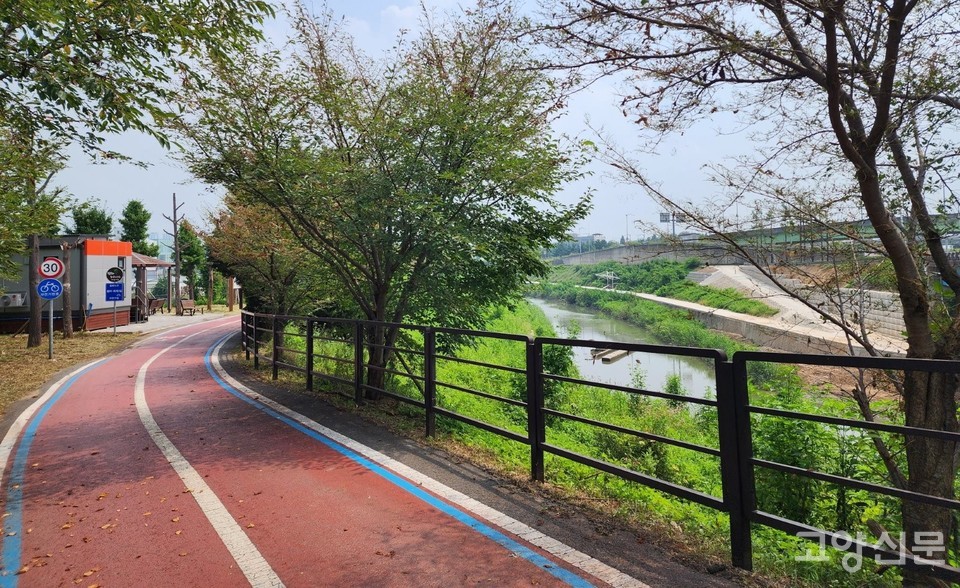 대화천 하구와 한강을 연결하는 산책로. 건너편에는 고양과 파주를 잇는 평화누리 자전거길이 연결된다. 