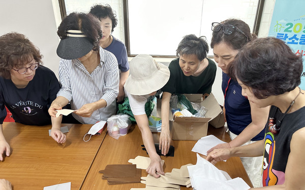탄소중립 캠페인 친환경 비누 만들기와 폐가죽을 이용한 나만의 카드지갑 만들기에 참여한 주민들.