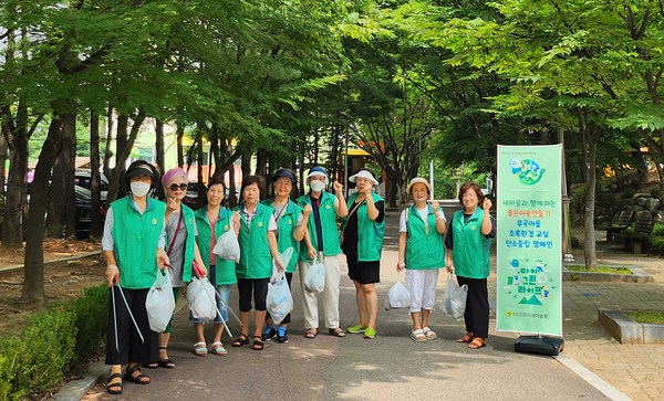 일산3동 부녀회가 쓰레기를 주우며, 깨끗한 우리마을 만들기 활동을 펼쳤다.