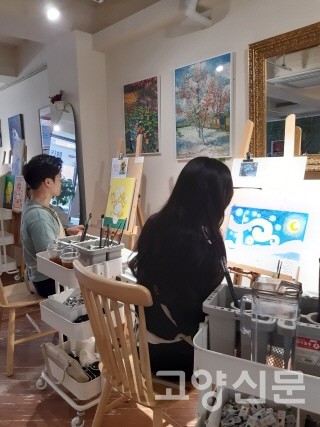 카페에는 100여 가지의 도안이 준비되어 있고, 좋아하는 그림을 가지고 와서 그릴 수도 있다.