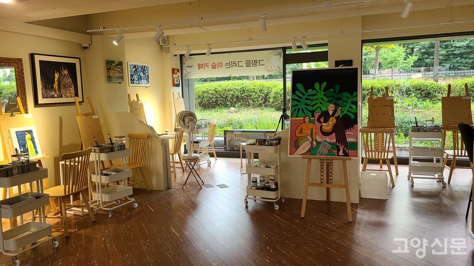 '성수미술관 밤리단길점'에서는 계절마다 다양한 색으로 바뀌는 자연을 바라보며 그림을 그릴 수 있다. 