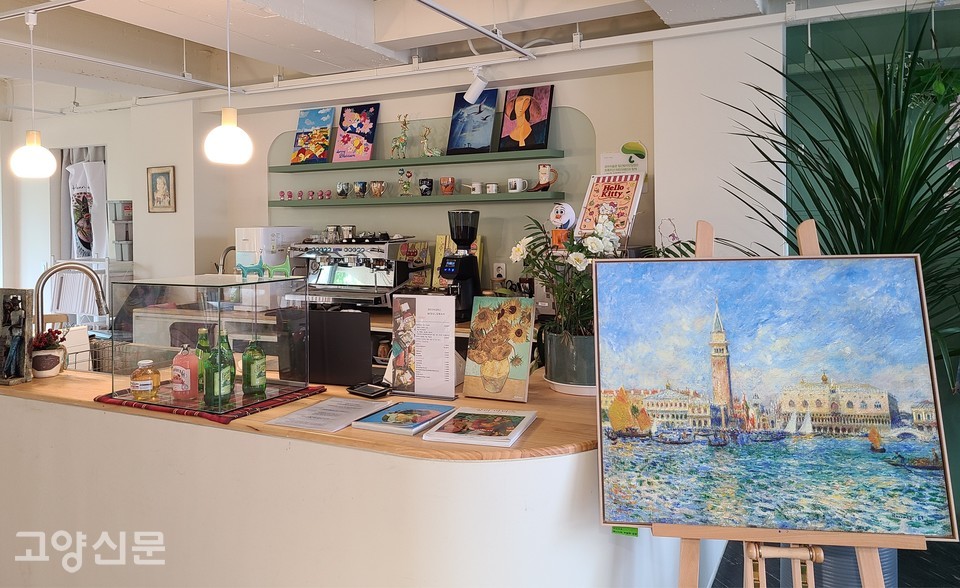 다양한 음료를 마시며 나만의 미술작품을 완성할 수 있는 드로잉 카페 '성수미술관 밤리단점' 실내 모습.