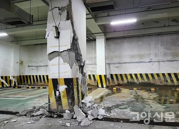 2021년 12월 31일 마두역 인근 그랜드프라자 건물 지하 기둥이 파손된 모습.