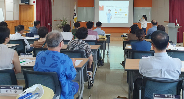 식사동이 응급상황에 능숙하게 대처하기 위한 응급처치 훈련 교육을 하고 있다.