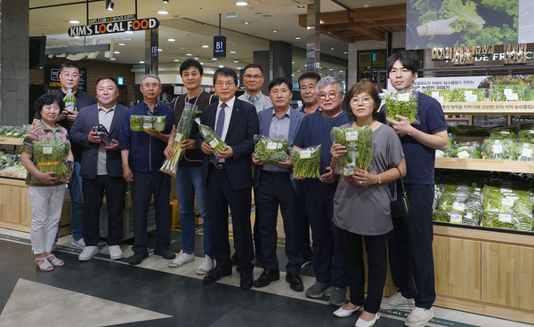 김진의 조합장(가운데)을 비롯해 킴스클럽 강서점장과 부문장, 로컬푸드 생산자들이 개점식에 함께했다.