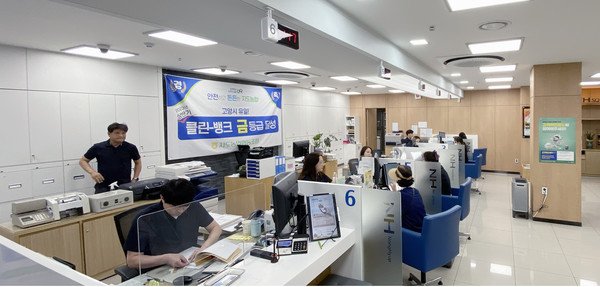 친절함이 늘 공존하는 화정지점 내부 전경. 진성종 지점장(왼쪽 뒤)은 수시로 창구에 나와 고객과 함께한다. 