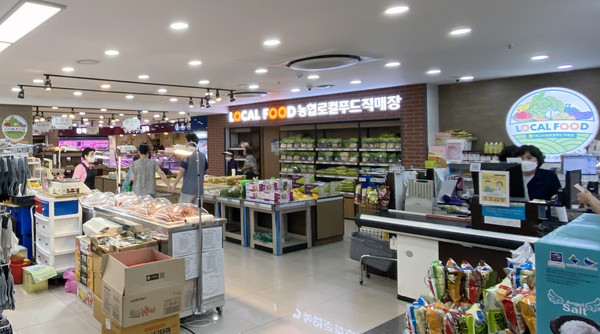 화정지점과 나란히 자리한 지도농협 로컬푸드직매장. 화정지역 뿐만아니라 인근의 주민들에게도 큰 인기다.