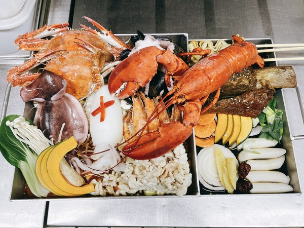 푸짐한 해산물찜과 갈비찜을 한번에 맛볼 수 있는 인기명 대표 요리 '황제조갈찜'. 