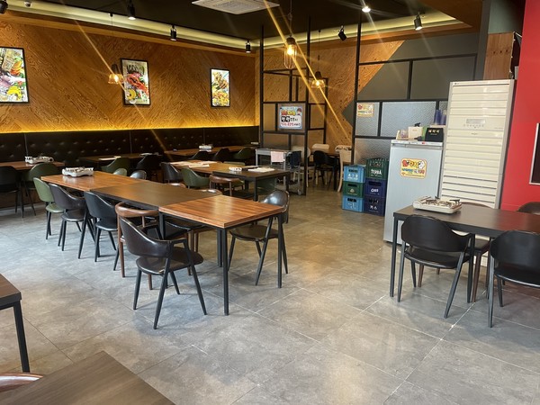 청년 오너가 청년들과 함께 운영하는 인기명 실내 공간은 심플한 카페같다. 