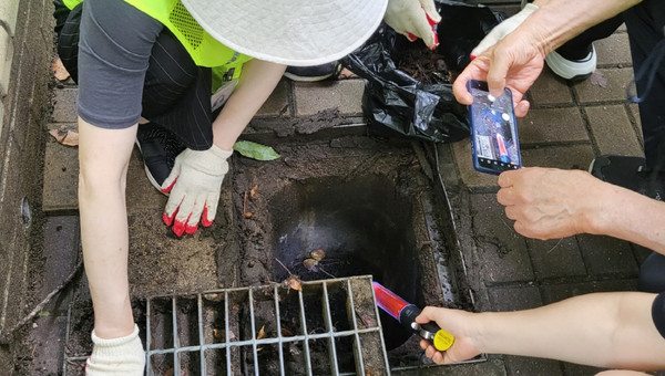 마두2동 안전보안관이 앞으로 발생할 호우에 대비하고자 빗물받이 점검 등 사전 예찰활동을 하고 있다.