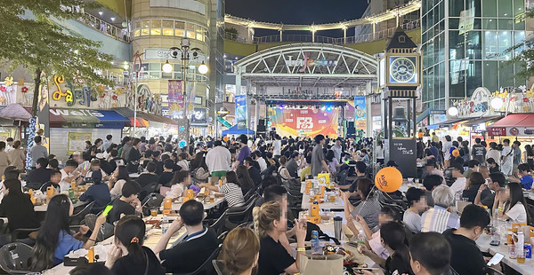 라페스타에서 있었던 ‘2023 고양 푸드앤비어 페스티벌’에 시민들이 찾아와 공연과 축제를 즐기고 있다.