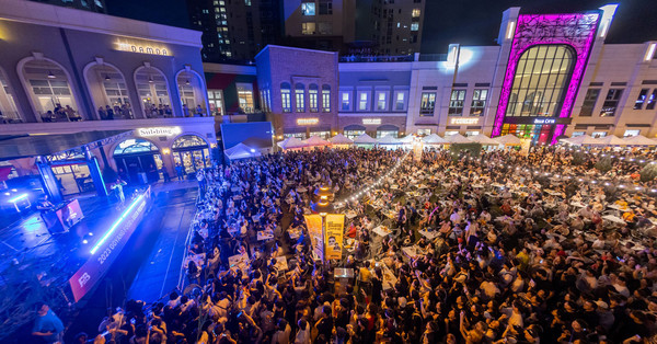 벨라시타에서 열린 푸드앤비어 페스티벌에서 시민들이 공연을 즐기며 시원한 여름밤을 보냈다.